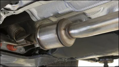 Quelle partie du système d'échappement d'une voiture réduit les émissions nocives ?