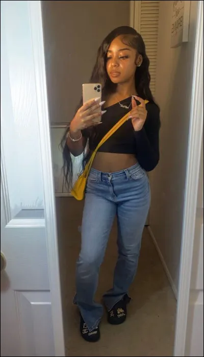 De quelle couleur est le sac de la fille ?