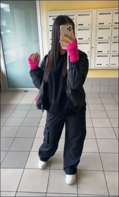 De quelle couleur sont les mitaines de la fille ?