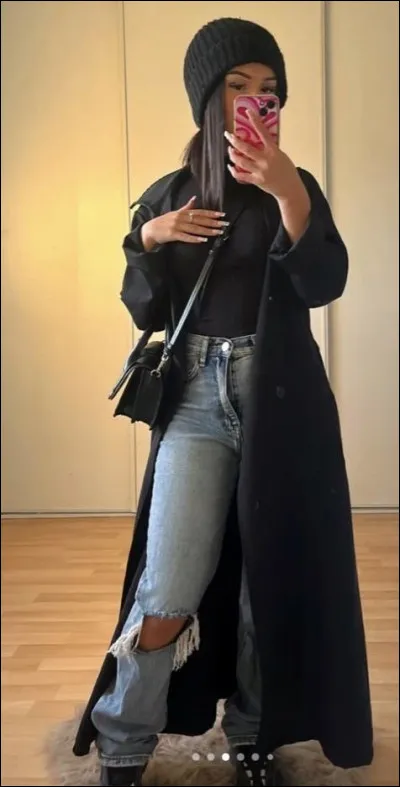 De quelle couleur est le jean de cette fille ?