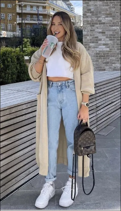 De quelle couleur est le gilet long de la fille ?