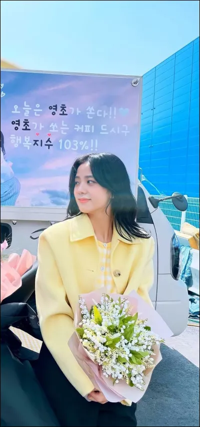 De quelle couleur est le gilet de la fille ?