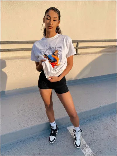 Comment sont les chaussettes de la fille ?