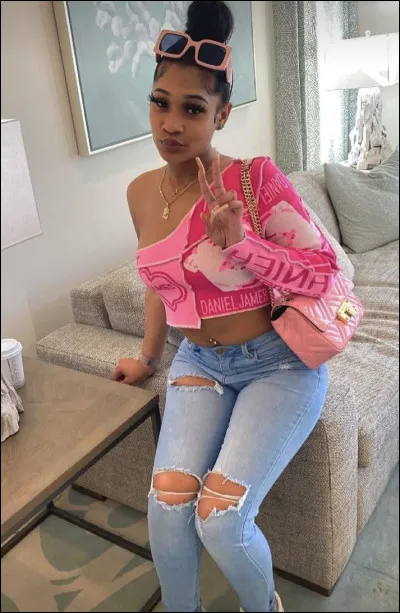 De quelle couleur est le sac de cette fille ?