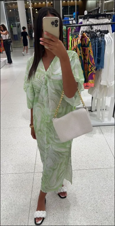 De quelle couleur est la robe de la fille ?