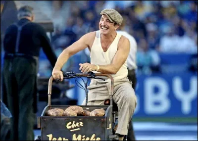 En 2023, pour quelle compétition sportive Jean Dujardin a-t-il incarné un boulanger lors de la cérémonie d'ouverture ?