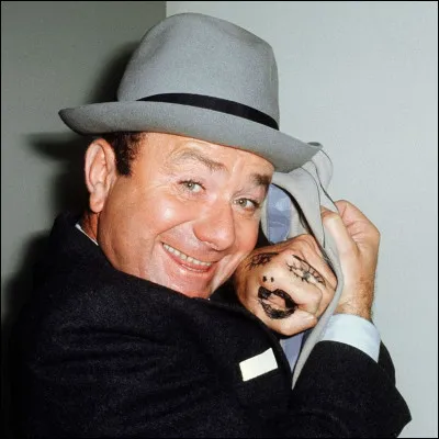 Dans un sketch, quel métier Fernand Raynaud exerce-t-il lorsqu'il dénigre un boulanger étranger ?