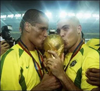 Qui embrasse le trophe avec Ronaldo ?