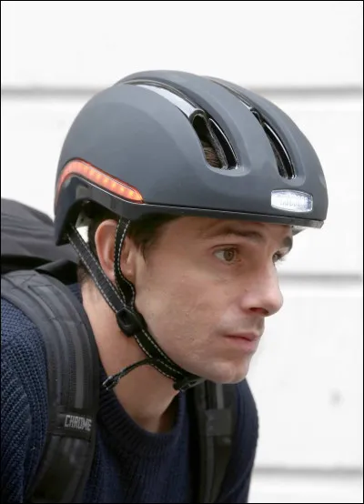 Lors de quelle décennie le casque est-il devenu obligatoire pour le peloton professionnel ?