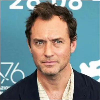 Quel méchant de littérature, dont le vrai prénom est James, ne supporte pas la vue de son propre sang, qui a une couleur insolite ?