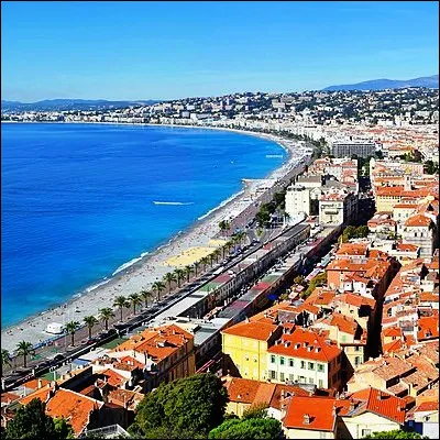 Quelle place, conçue par larchitecte Jean-Antoine Scoffier, se trouve à Nice ?