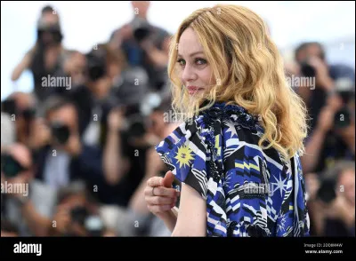 Lors de quelle décennie Vanessa Paradis a-t-elle fait sa première apparition publique ?