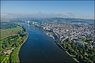 Dans quel département est située la ville de Vichy ?