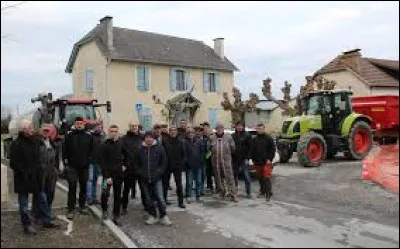 Dans quel département est située la ville d'Andoins ?