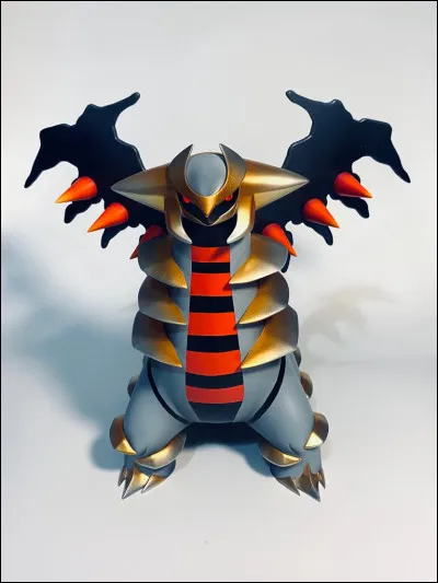De quels types est Giratina ?