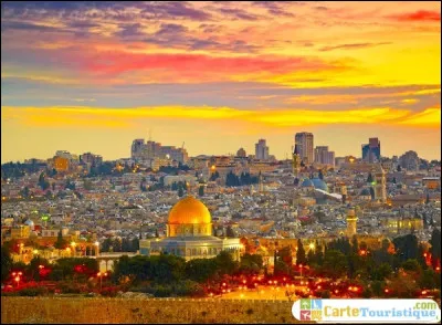 En 1898, on y célébrait encore les Croisades, surtout celle d'Urbain II. D'ailleurs, une fontaine lui a été consacrée, surmontée d'une statue le représentant le bras droit tendu. Que ce geste signifie-t-il ?