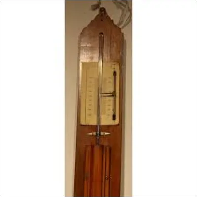 Près de Clermont-Ferrand, n'oublions pas ce qui a donné son nom au département : le Puy de Dôme. Un temple y a été découvert, quelle divinité abritait-il ?