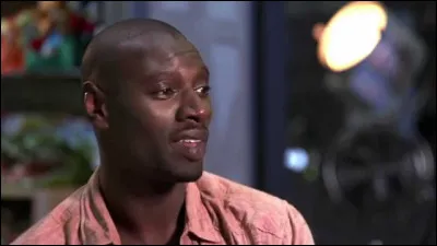 Dans quel pays est né Barry Sembène, le chef de la police secrète qui espionne Santos ?