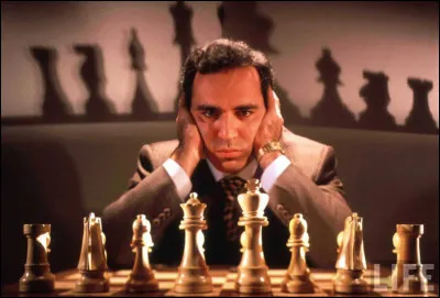 Quel est le record du classement Elo le plus élevé, atteint par le joueur russe Garry Kasparov, dans sa carrière ?