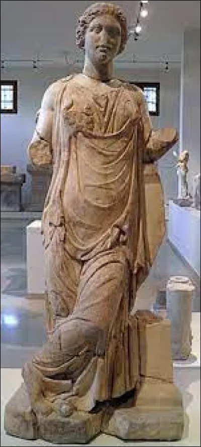 Fille d'Asclépios, c'est la déesse qui prodigue aux hommes des remèdes par les plantes :