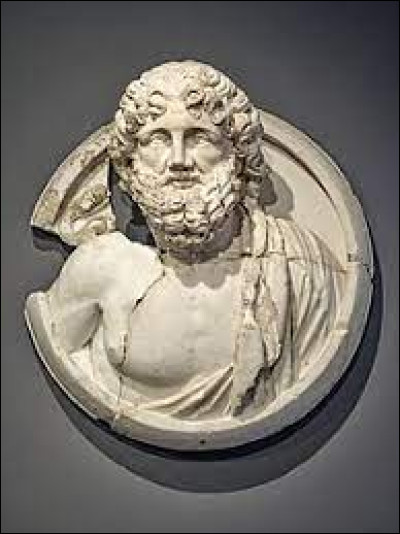 C'est d'abord un héros thessalien puis, à l'époque classique, le dieu de la médecine, fils d'Apollon :