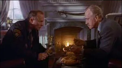 Dans quel film Leland Gaunt est-il un mystérieux antiquaire qui vend des objets en échange de mauvais tours, semant la discorde et la violence dans une petite ville du Maine ?