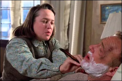 Dans quel film Paul Sheldon est-il un romancier à succès qui est séquestré et torturé par Annie Wilkes, son admiratrice la plus fervente et la plus dangereuse ?