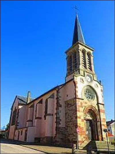 Voici l'église Saint-Luc, à Nitting. Village de l'aire urbaine Sarrebourgeoise, il se situe dans le département ...