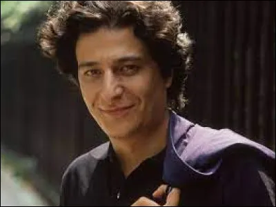 La saga des "Visiteurs" compte-t-elle plus ou moins de films que la saga des "Bronzés" ?