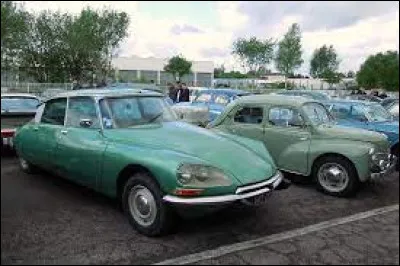 La Citroën DS est-elle plus ou moins récente que la Renault 4CV ?