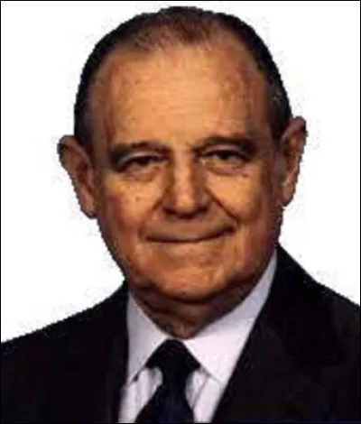 Homme politique, Raymond Barre est né à Saint-Denis (La Réunion) le 12 avril, et est décédé à Paris le 25 août 2007. Plusieurs fois député et ministre, Premier ministre du 25 août 1976 au 21 mai 1981, il fut également maire d'une grande ville de 1995 à 2001. Pouvez-vous me dire laquelle ?