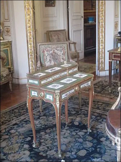 Quel est ce meuble antique qui pouvait servir de secrétaire, voire de coiffeuse ?