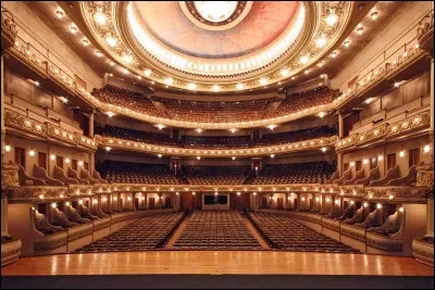 On a dit que j'étais la reine des comédiennes.
Comment me prénommait-on ?