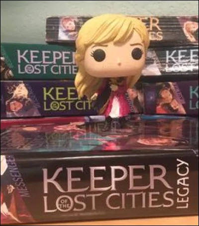 Comment fait Sophie pour fermer les volets de sa chambre ?