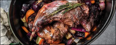 Quel aliment n'est pas utilisé lors de la préparation d'un traditionnel civet de lièvre ?