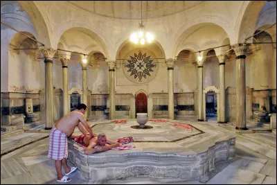 Quel est cet établissement en H qui permet de prendre des bains de vapeur humide en convivialité, contribuant aux développement des liens socio-culturel ?