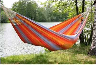 Quel est ce couchage en H, une toile suspendue entre 2 points d'ancrage ?