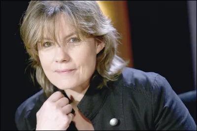 Fred Vargas : quel intrus s'est glissé parmi ses livres ?