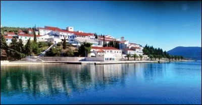 La FRAM vous propose un séjour à l'hôtel Neum, dans la ville du même nom. Dans quel pays se trouve-t-elle, sachant qu'il n'a que 22 km de plage et que cette ville est son seul accès sur l'Adriatique, entre Makrarska et Dubrovnik ?