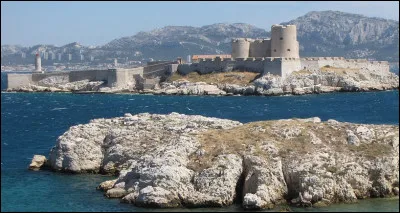 Frioul : en face de quelle grande ville méditerranéenne est situé l'archipel du Frioul composé de 4 îles Tiboulen, Pomègues, Ratonneau et If ?