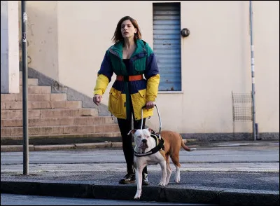 Que dit Blanca au club de plongée lorsqu'elle est trouvée dans une salle du personnel pour résoudre une enquête ?