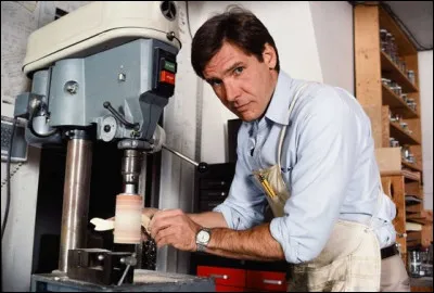 Sa carrière cinématographique a du mal à démarrer. Vers quel métier s'oriente l'acteur par défaut de contrat ?