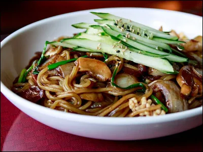 Une question un peu plus difficile. Tu voudrais manger un plat appelé "jjajangmyeon" mais tu ne sais pas comment le dire... Que réponds-tu à la serveuse ?