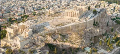 Voici lacropole d'Athènes. À quoi ont servi ces lieux ?