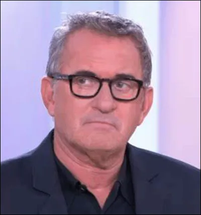 Quel est le prénom de cet animateur, producteur at acteur français dont le nom en verlan est Vannechade ?