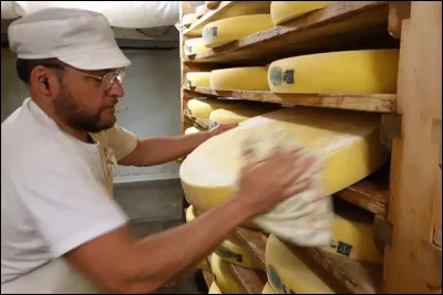 Pendant près d'un millénaire, de nombreuses convoitises firent l'objet d'incessantes bagarres par les envahisseurs : Ostrogoths, Wisigoths, Francs, Sarrazins, Vikings qui enviaient le port et sa position stratégique.
Dès l'an mil, qui a contrôlé et établi une certaine stabilité ?