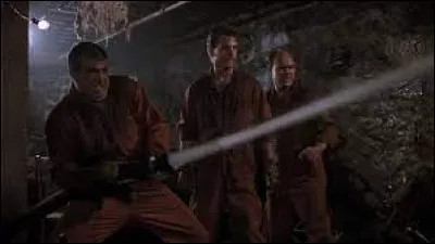 Dans quel film un groupe douvriers est chargé de nettoyer le sous-sol dune usine infestée de rats, où ils découvrent une créature monstrueuse qui les attaque un par un ?