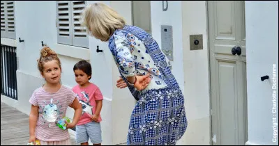 Vous arrivez justement en cours de maths. Le prof vous demande de lui montrer les exercices. Comme tu ne les as ENCORE pas faits, il te met une heure de retenue. Quelle est ta réaction ?