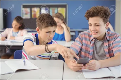 Imaginons : tu as un(e) crush et vous avez tous les deux permanence. Comme il/elle n'est pas loin de toi, tu veux à tout prix qu'il/elle te regarde. Que fais-tu ?