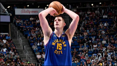 Combien de pas a-t-on le droit de faire avec le ballon, au maximum ?